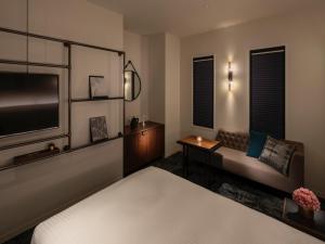 Кровать или кровати в номере THE LIVELY HONMACHI OSAKA / Vacation STAY 78284