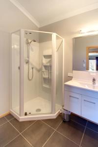 uma casa de banho com um chuveiro e um lavatório. em Parkview Apartments em National Park