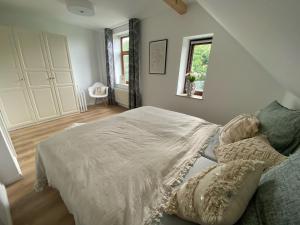魏瑪的住宿－Apartment Hohe Pappel Weimar，卧室配有白色的床和窗户。