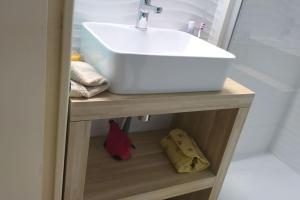 Kúpeľňa v ubytovaní Studio cabine climatisé rez de jardin plage 150m Boucanet + 27 fotografií