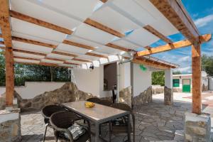 Patio alebo iná vonkajšia časť ubytovania Villa Mystic Woods + 37 fotografií