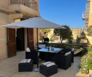 Χώρος καθιστικού στο Poolside Luxury Apartment with Patio 11A3S