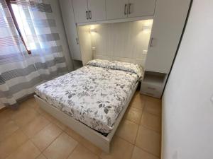 een kleine slaapkamer met een bed in een kamer bij VILLA CHANTAL in Lampedusa