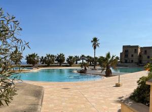 Πισίνα στο ή κοντά στο Poolside Luxury Apartment with Patio 11A3S