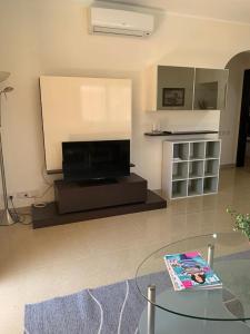 TV a/nebo společenská místnost v ubytování Poolside Luxury Apartment with Patio