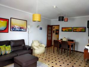 salon z kanapą i stołem w obiekcie Casa da Isilda w mieście Praia da Barra