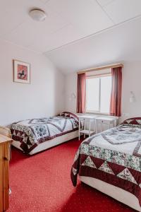 Rúm í herbergi á Narfastadir Guesthouse