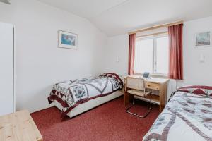Rúm í herbergi á Narfastadir Guesthouse