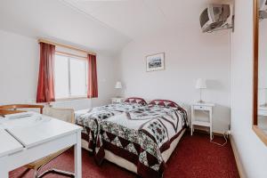 Rúm í herbergi á Narfastadir Guesthouse