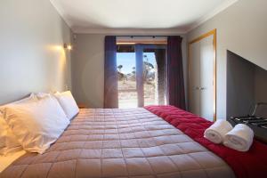 a bedroom with a large bed with towels on it at Parkview Apartments in National Park