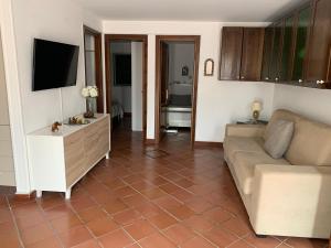 Il comprend un salon doté d'un canapé et d'une télévision à écran plat. dans l'établissement Villa Petronilla, à Villagrazia