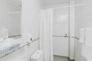 Koupelna v ubytování Narfastadir Guesthouse + 37 fotografií