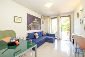 A seating area at Desenzanoloft Official Partner MARRIOTT Homes & Villas - Dolce vita with Garden and Pools