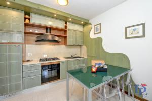 A kitchen or kitchenette at Desenzanoloft Official Partner MARRIOTT Homes & Villas - Dolce vita with Garden and Pools