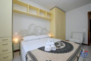 A bed or beds in a room at Desenzanoloft Official Partner MARRIOTT Homes & Villas - Dolce vita with Garden and Pools