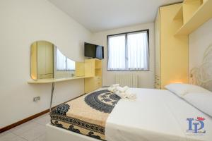 A bed or beds in a room at Desenzanoloft Official Partner MARRIOTT Homes & Villas - Dolce vita with Garden and Pools