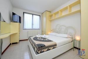 A bed or beds in a room at Desenzanoloft Official Partner MARRIOTT Homes & Villas - Dolce vita with Garden and Pools