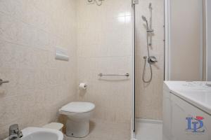 A bathroom at Desenzanoloft Official Partner MARRIOTT Homes & Villas - Dolce vita with Garden and Pools