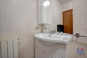 A bathroom at Desenzanoloft Official Partner MARRIOTT Homes & Villas - Dolce vita with Garden and Pools