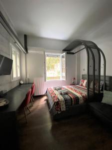 1 dormitorio con cama, escritorio y ventana en Dreamy Central Corner en Tesalónica