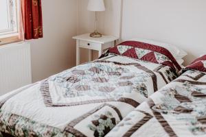 Rúm í herbergi á Narfastadir Guesthouse