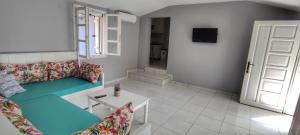 ein Wohnzimmer mit einem blauen Sofa und einem Tisch in der Unterkunft Pefkari Bay Villas in Pefkari