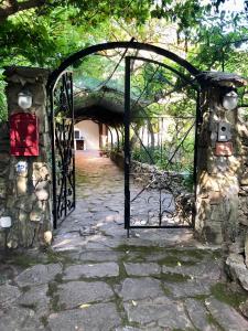 uma entrada para um edifício de pedra com um portão de ferro em Aragonite Azzurra Casa Vacanza em Gonnesa