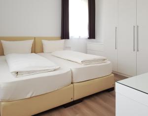 Postel nebo postele na pokoji v ubytování Hotel-garni 'Zum Weinkrug'