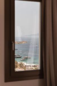 una ventana con vistas al océano en Calma Suites Mykonos, en Psarou