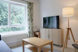 Телевизия и/или развлекателен център в Pass the Keys 1BR Modern Beautiful House Pass the Keys
