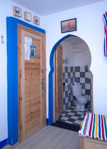 Ένα ή περισσότερα κρεβάτια σε δωμάτιο στο USHA Guest House