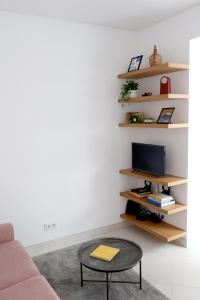 un salon avec un canapé et une table basse dans l'établissement Arty Casa, à Faro