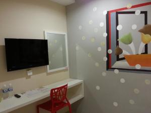 Μια τηλεόραση ή/και κέντρο ψυχαγωγίας στο Hotel Strawberry Fields