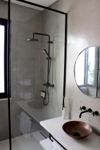 une salle de bain avec un lavabo et une douche avec un miroir dans l'établissement Arty Casa, à Faro