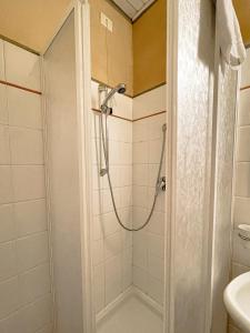 y baño con ducha y lavamanos. en Eremo Montemezzano, en Pratovecchio