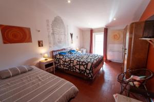 a bedroom with two beds and a statue of a head at Venez Rêver Béziers CENTRE et GARE il y a plus cher mais c est moins bien in Béziers +39 photos