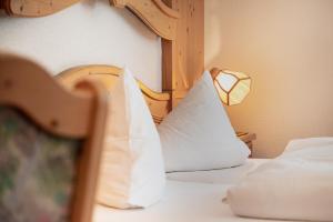 Ein Bett oder Betten in einem Zimmer der Unterkunft Gasthof Schwarzer Adler in Hägerau-Steeg Naturpark Lechtal