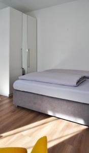 Postel nebo postele na pokoji v ubytování Hotel-garni 'Zum Weinkrug'