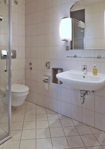 Koupelna v ubytování Hotel-garni 'Zum Weinkrug'