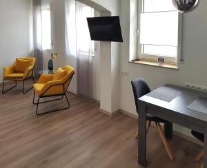 TV a/nebo společenská místnost v ubytování Hotel-garni 'Zum Weinkrug'