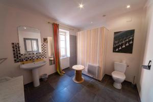 a bathroom with a sink and a toilet and a mirror at Rêver à Béziers Centre ville et Gare in Béziers