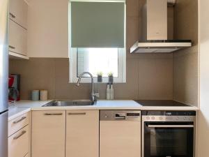 Kuchyň nebo kuchyňský kout v ubytování Panos Comfy Apartment