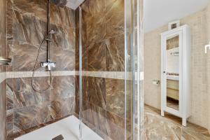 A bathroom at Camarote 7 - Gescav