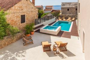 Bazén v ubytování Bol Summer Residence nebo v jeho okolí