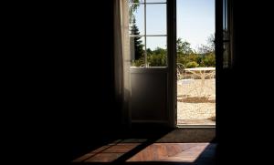 an open door with a view of a yard at Le Petit Château in Baye