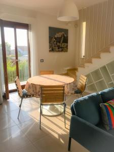 sala de estar con mesa, sillas y sofá en Appartamento “il borgo”, tranquillità e cura a 2 km dal mare en San Vito Chietino