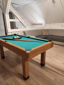 a pool table in a living room with a couch at Siedlisko nad Nogatem in Jazowa