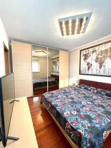 Voodi või voodid majutusasutuse Elegant Apartment in Milan with Panoramic Terrace toas