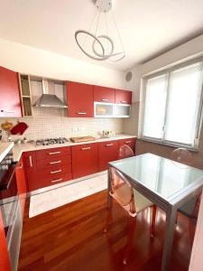 Köök või kööginurk majutusasutuses Elegant Apartment in Milan with Panoramic Terrace