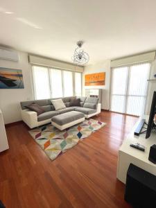 Televiisor ja/või meelelahutuskeskus majutusasutuses Elegant Apartment in Milan with Panoramic Terrace +8 fotot